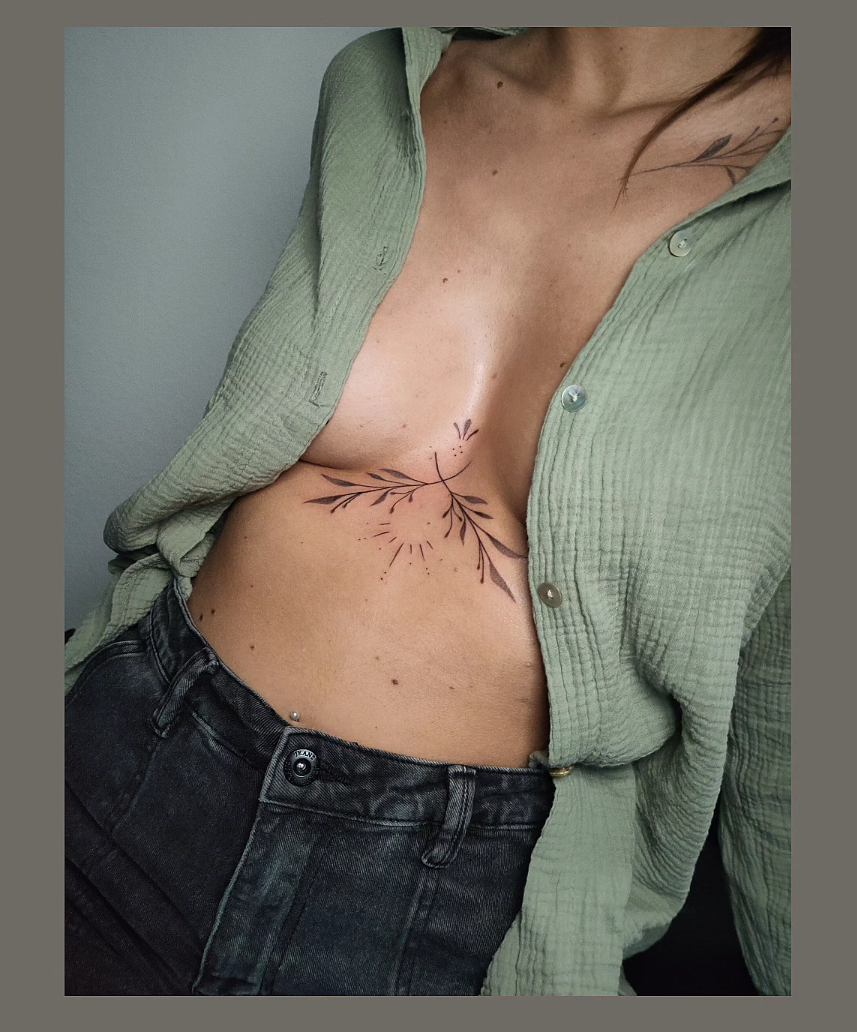 Fine-Line Botanik-Tattoo am Brustbein
