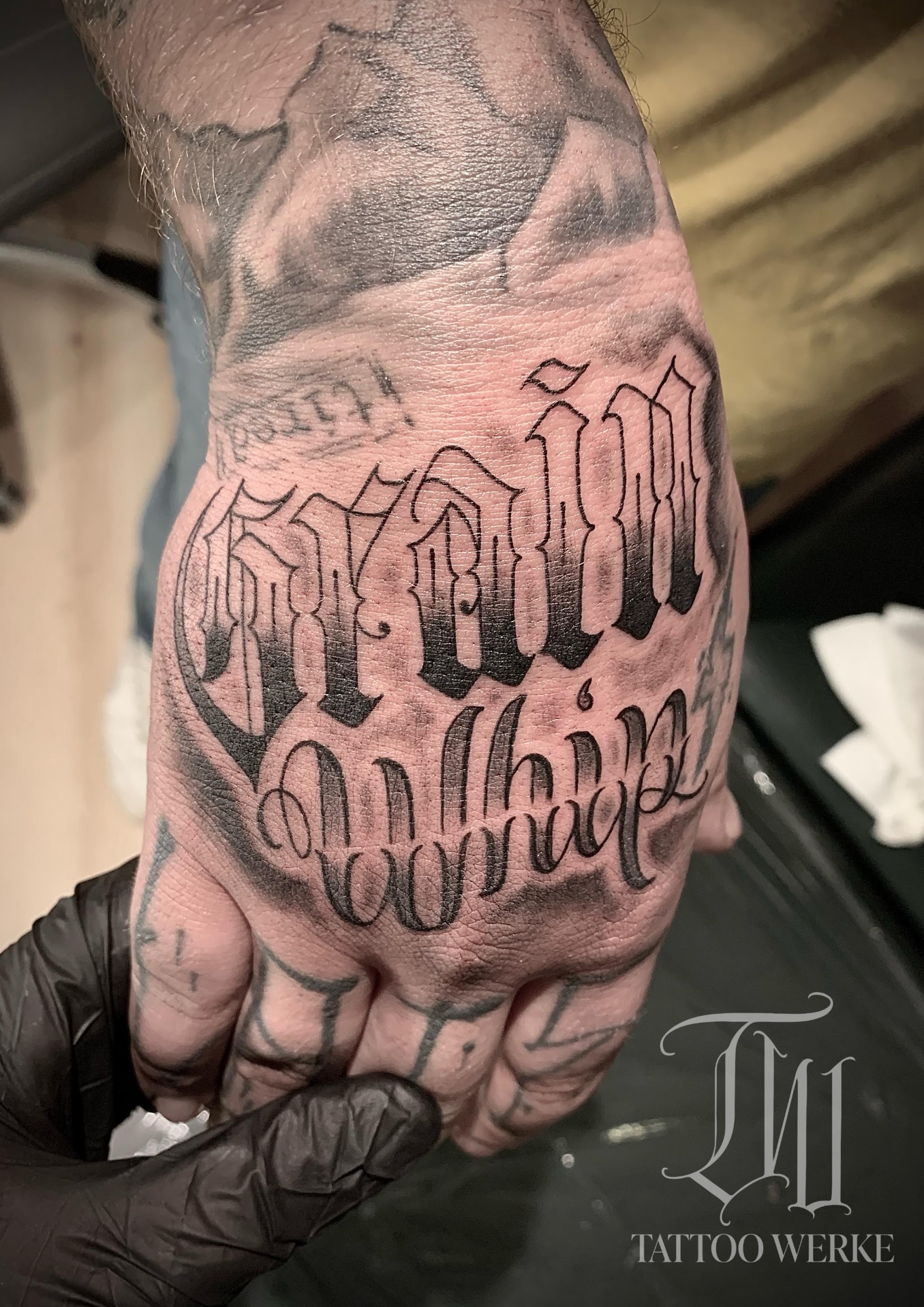 Blackletter-Lettering auf der Hand