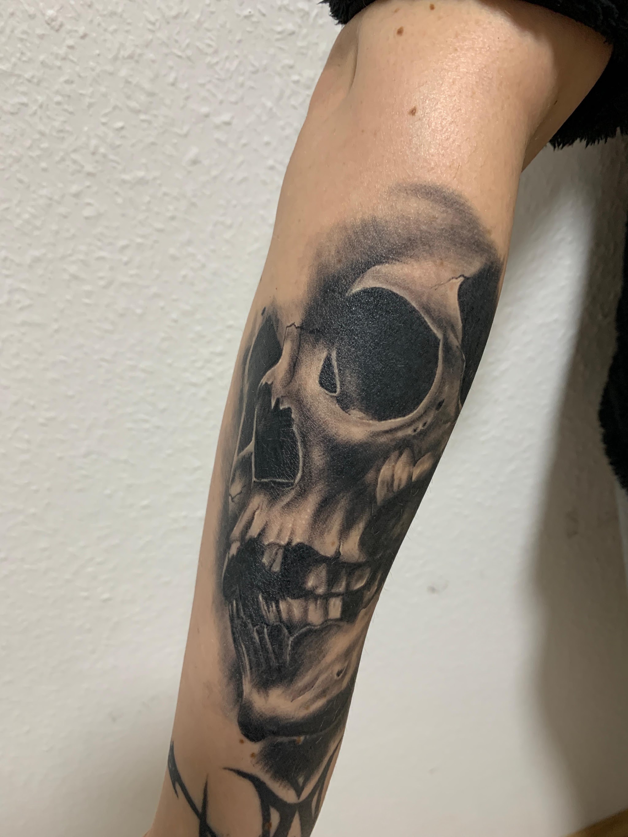 Black & Grey Totenkopf-Tattoo am Unterarm