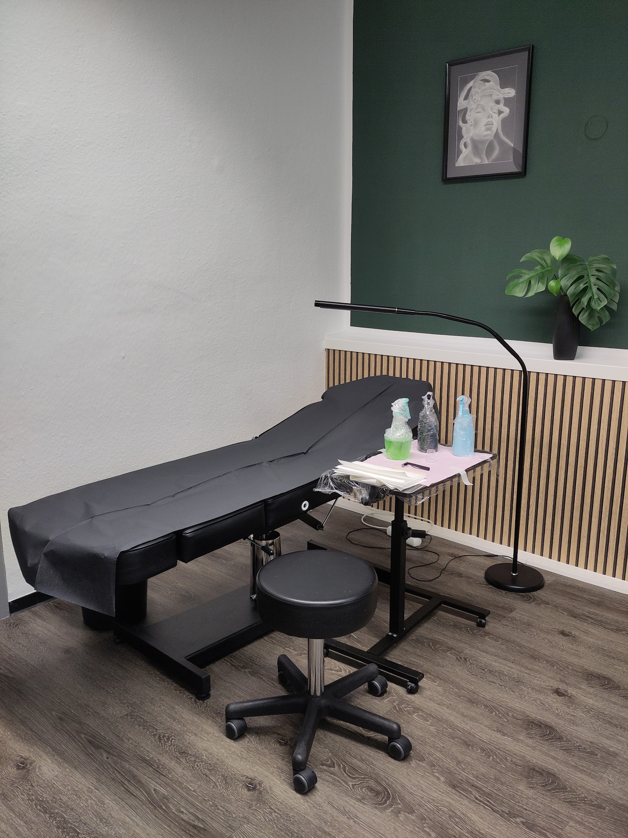 Behandlungsraum im Studio von Tattoo Werke mit grüner Akzentwand