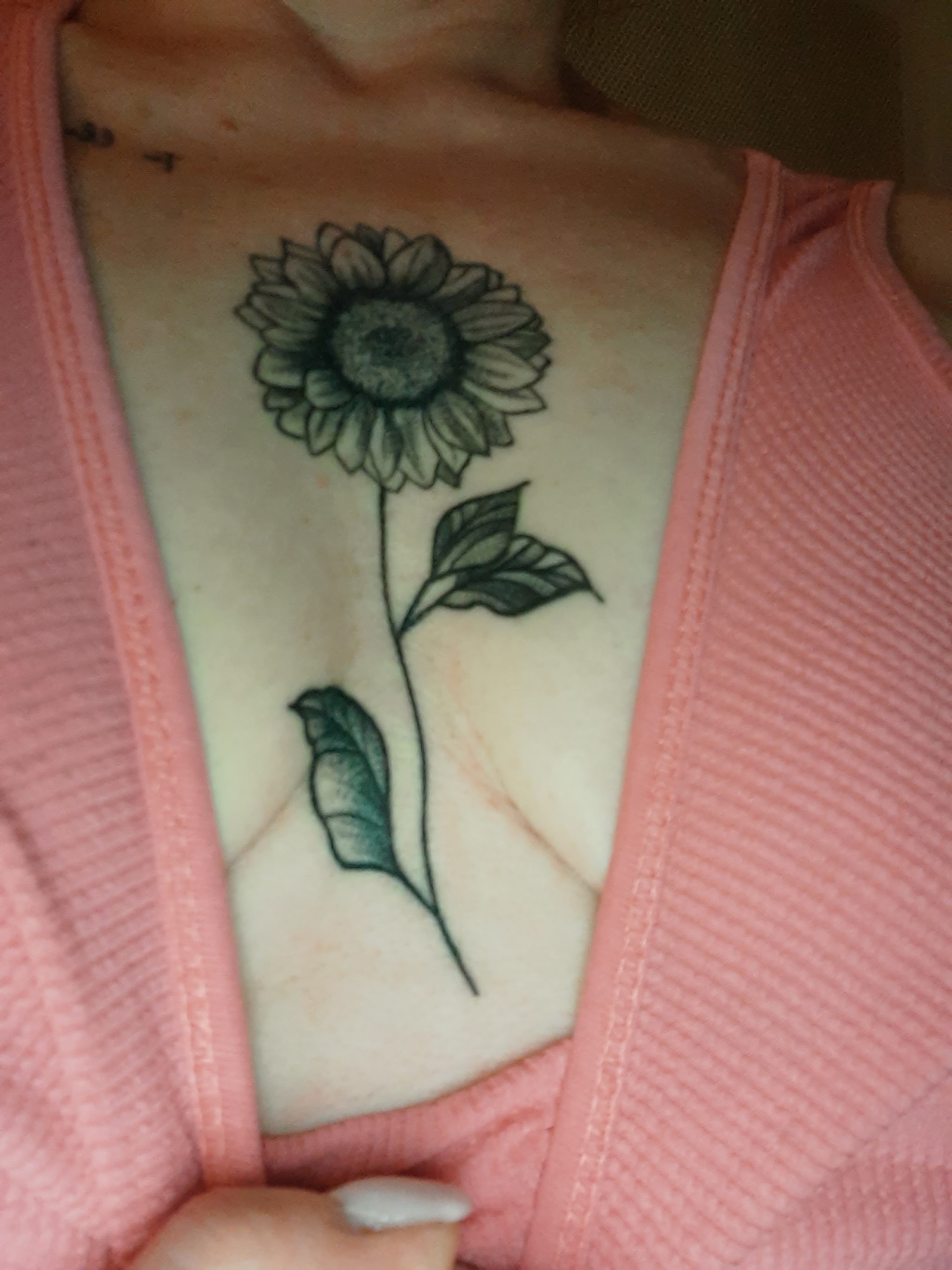 Black & Grey Sonnenblume auf der Brust