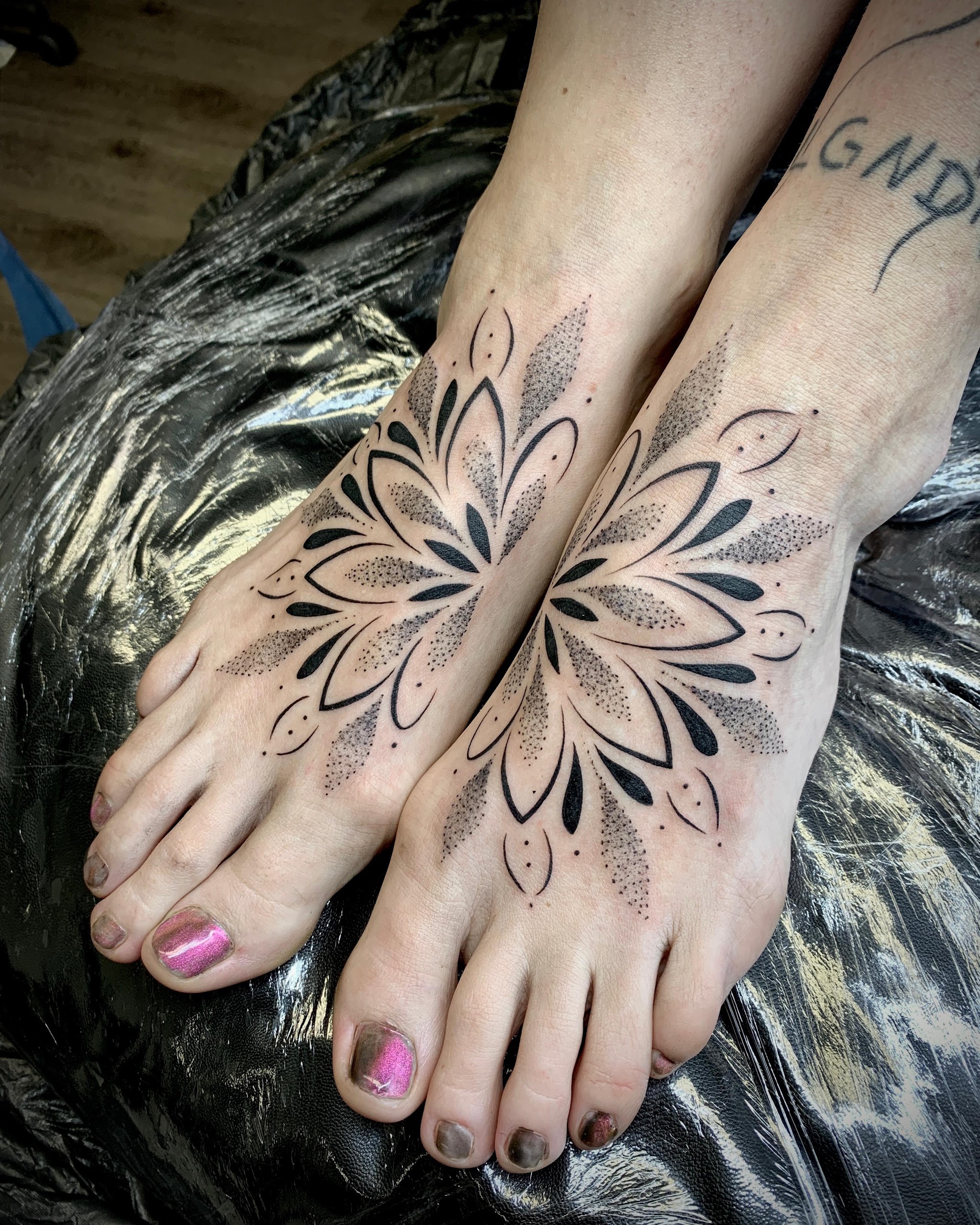 Ornamentales Dotwork-Mandala über beiden Füßen