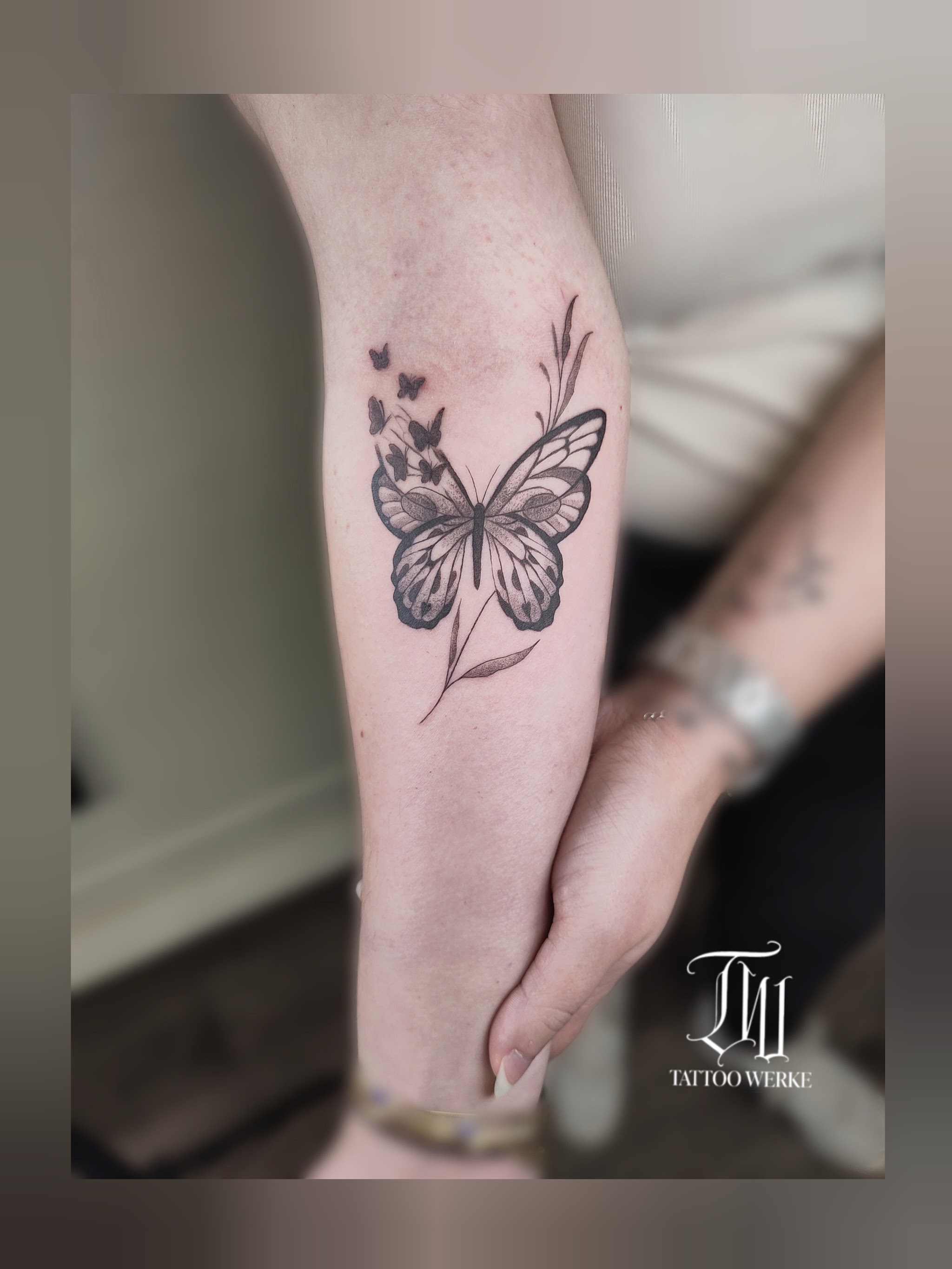 Fine-Line Schmetterling mit Blüten am Bein